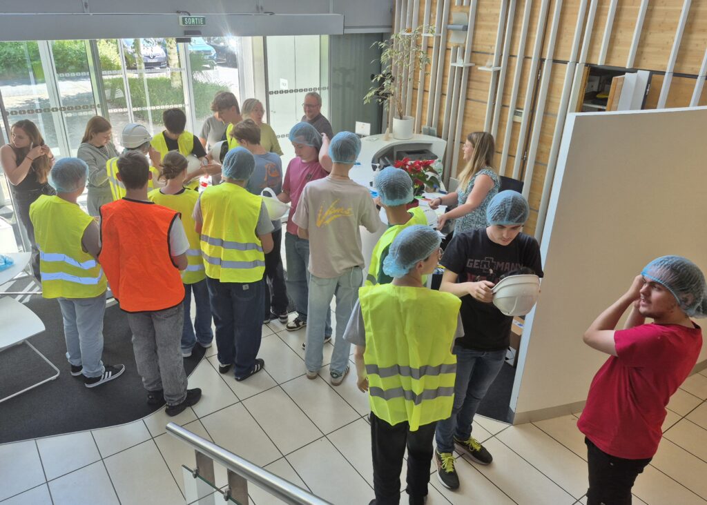 A l'initiative d'OLVEA, 19 lycéens Fécampois ont vécu un stage collectif inédit, découvrant divers métiers grâce aux entreprises locales, aux lycées et à OLVEA.