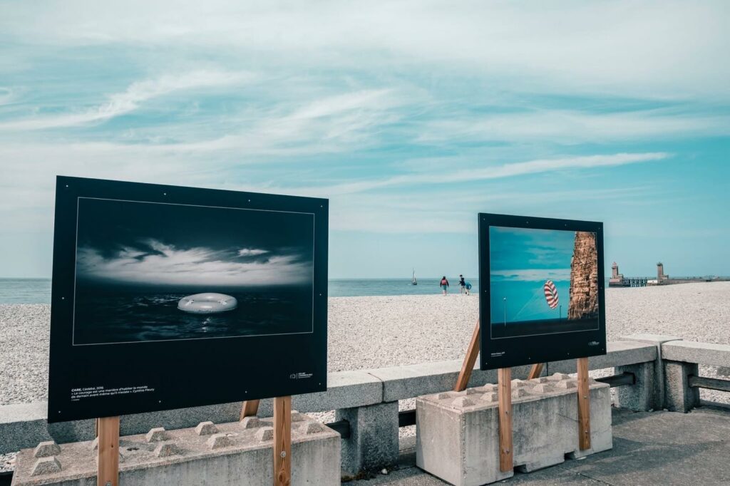 OLVEA Foundation soutient les Rencontres Photographiques de Fécamp, transformant la ville normande en musée à ciel ouvert avec près de 200 photos grand format. Un festival gratuit, accessible à tous, à découvrir jusqu’au 30 septembre 2025.